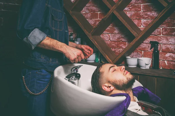 Taglio di capelli da uomo al Barbiere — Foto Stock