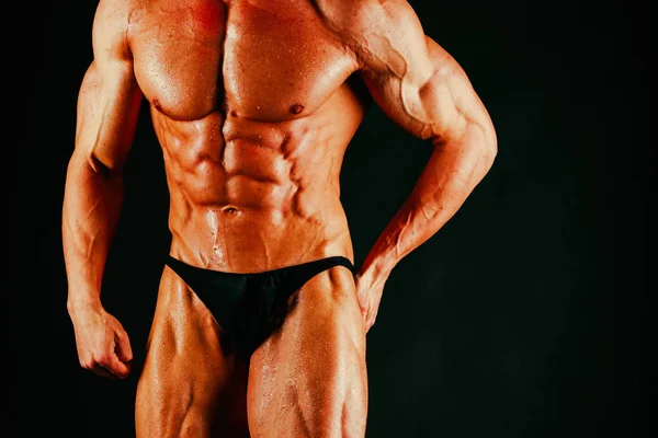 Muito muscular bonito atlético homem no fundo preto — Fotografia de Stock