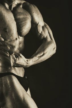 siyah arka plan üzerine çok kaslı atletik yakışıklı