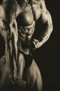 siyah arka plan üzerine çok kaslı atletik yakışıklı