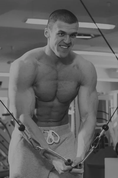 Mann im Fitnessclub — Stockfoto