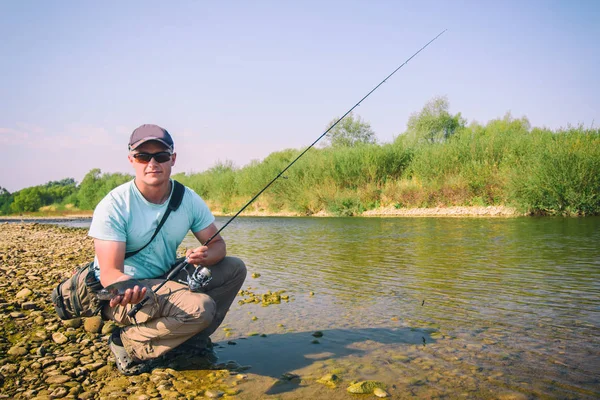 Рыбалка в горной реке — стоковое фото