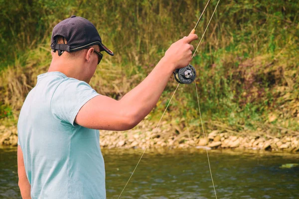 Pesca em um rio de montanha — Fotografia de Stock