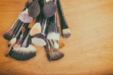 ahşap arka plan üzerinde makyaj araçları.