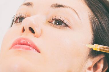 yüz için kozmetik enjeksiyonları