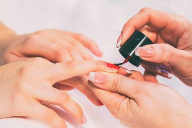 Bir kıza bir spa salonda bir manikür uzmanı yok.