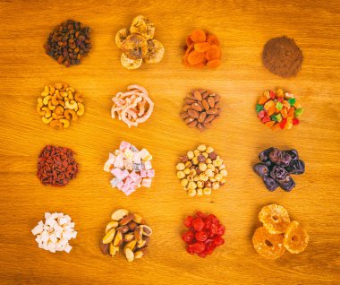 Ahşap arka plan üzerinde çeşitli Kuruyemiş.