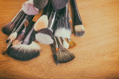 ahşap arka plan üzerinde makyaj araçları.