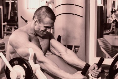 Sağlıklı bir yaşam tarzı. fitness salonunda adam kavramı