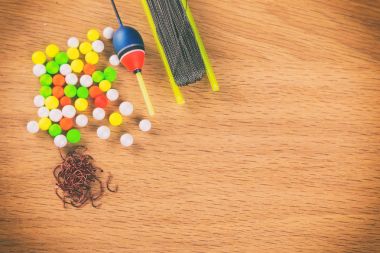 Ahşap arka plan üzerinde Balık tutma araçları.