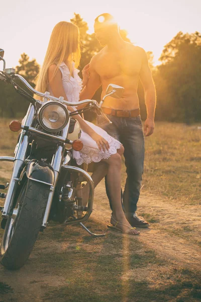 Casal amoroso ao pôr do sol — Fotografia de Stock