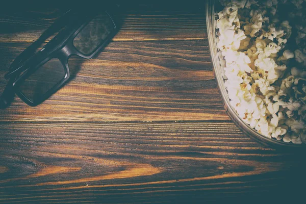 Tło na filmie, żetony i popcorn — Zdjęcie stockowe