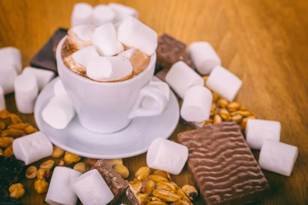 Schokolade mit Nüssen und Kakao mit Marshmallows — Stockfoto