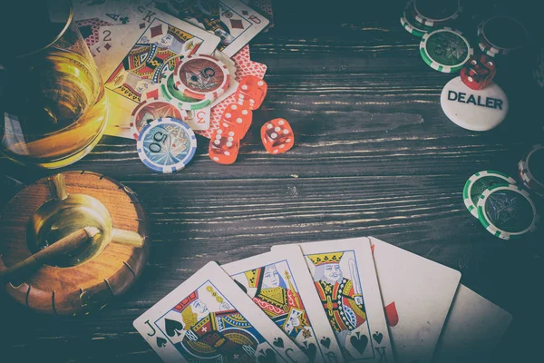 Hintergrund Poker auf einem hölzernen Hintergrund. — Stockfoto