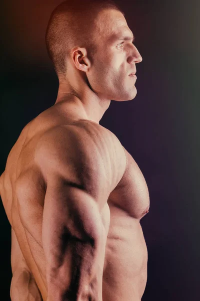 Gesunder Lebensstil. Fitnesskonzept Mann im Fitnessstudio — Stockfoto