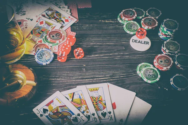 Sfondo poker su uno sfondo di legno . — Foto Stock
