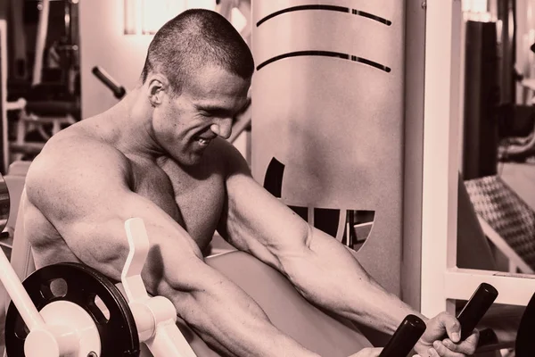 Estilo de vida saludable. fitness concept hombre en el gimnasio — Foto de Stock