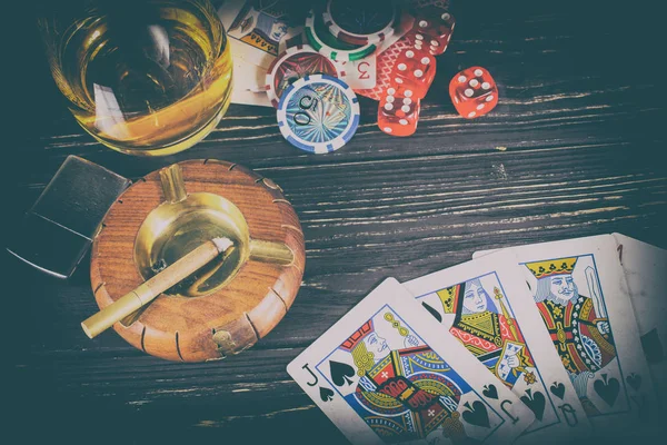 Фон покер на дерев'яному фоні . — стокове фото