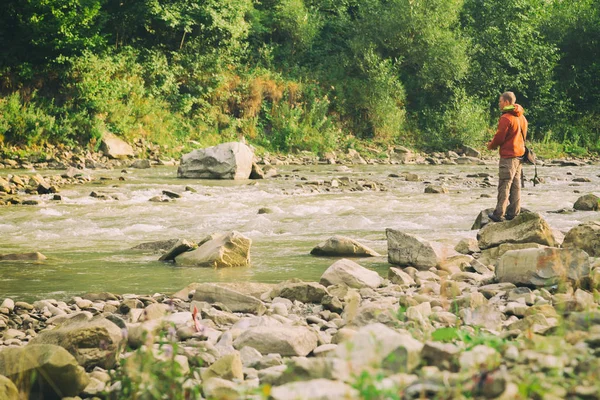 Pêche en rivière.Un pêcheur avec une canne à pêche sur l'interdiction de la rivière — Photo