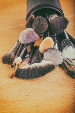 ahşap arka plan üzerinde makyaj araçları.
