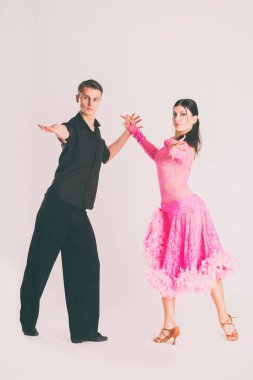 balo salonu dans hafif bir arka plan üzerinde.