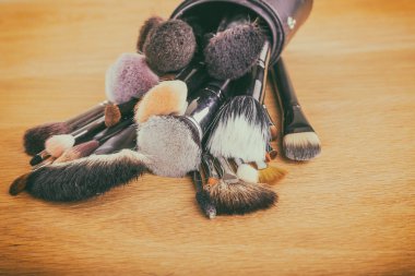 ahşap arka plan üzerinde makyaj araçları.