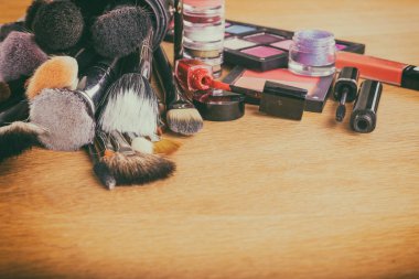 ahşap arka plan üzerinde makyaj araçları.