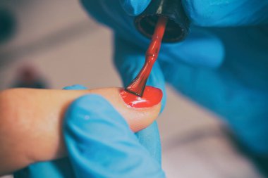 Bir kıza bir spa salonda bir manikür uzmanı yok.