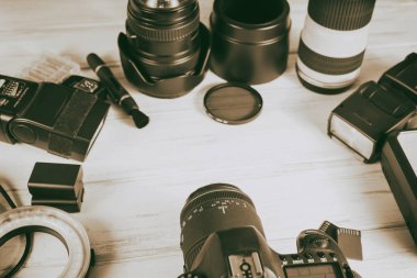 hafif bir arka plan üzerinde fotoğraf ekipmanı.
