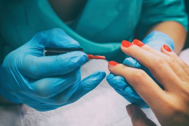 Bir kıza bir spa salonda bir manikür uzmanı yok.