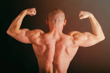 Farklı poz vücut geliştirmeci onların kas gösteren teşkil etmektedir. Karanlık bir arka plan üzerinde hata oluştu. Erkek gösteren kaslar zorlayarak. Güzel kas vücut atlet.