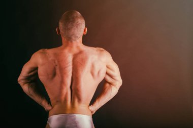 Farklı poz vücut geliştirmeci onların kas gösteren teşkil etmektedir. Karanlık bir arka plan üzerinde hata oluştu. Erkek gösteren kaslar zorlayarak. Güzel kas vücut atlet.