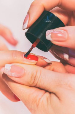 Bir kıza bir spa salonda bir manikür uzmanı yok.