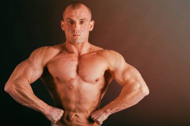 Farklı poz vücut geliştirmeci onların kas gösteren teşkil etmektedir. Karanlık bir arka plan üzerinde hata oluştu. Erkek gösteren kaslar zorlayarak. Güzel kas vücut atlet.