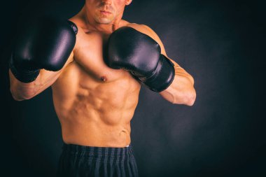 Farklı poz vücut geliştirmeci onların kas gösteren teşkil etmektedir. Karanlık bir arka plan üzerinde hata oluştu. Erkek gösteren kaslar zorlayarak. Güzel kas vücut atlet.