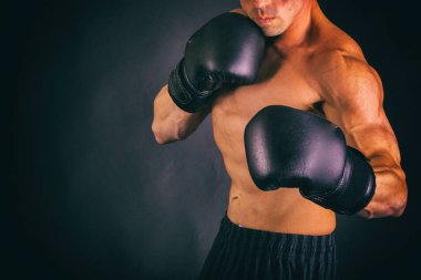 Farklı poz vücut geliştirmeci onların kas gösteren teşkil etmektedir. Karanlık bir arka plan üzerinde hata oluştu. Erkek gösteren kaslar zorlayarak. Güzel kas vücut atlet.