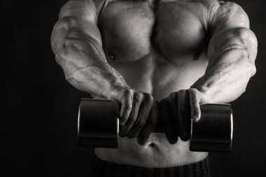 Farklı poz vücut geliştirmeci onların kas gösteren teşkil etmektedir. Karanlık bir arka plan üzerinde hata oluştu. Erkek gösteren kaslar zorlayarak. Güzel kas vücut atlet.