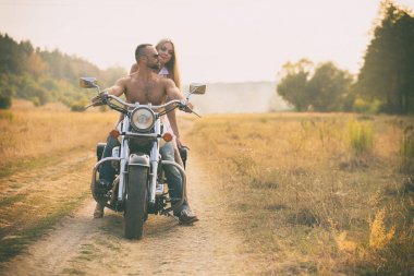 Seven çift bir alanda bir motosiklet üzerinde