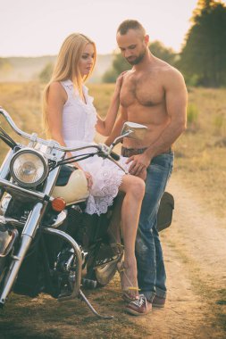 Seven çift bir alanda bir motosiklet üzerinde