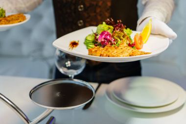 Masanın üzerine salata ile plaka