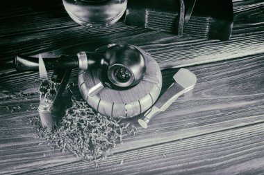 Arka plan yasaktır boru ahşap arka plan üzerinde.