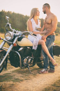 Seven çift bir alanda bir motosiklet üzerinde