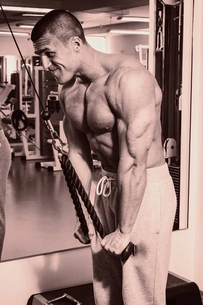 Zdravý životní styl. fitness koncept muž v tělocvičně — Stock fotografie