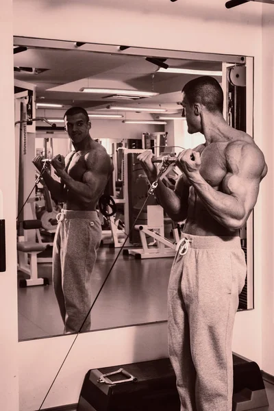 Estilo de vida saludable. fitness concept hombre en el gimnasio —  Fotos de Stock