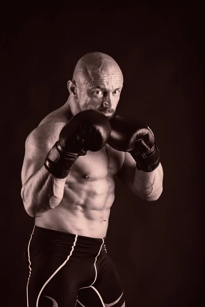 Fisiculturista posando em diferentes poses demonstrando seus músculos. Falha num fundo escuro. Homem mostrando músculos se esforçando. Bonito atleta corpo muscular . — Fotografia de Stock