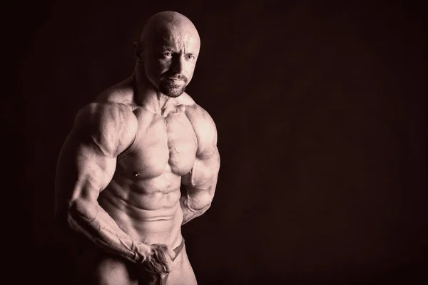 Bodybuilder που θέτουν σε διαφορετικές πόζες που αποδεικνύουν τους μυς τους. Αποτυχία σε σκούρο φόντο. Ανδρική προβολή μυς στράγγισμα. Όμορφο μυώδες σώμα αθλητής. — Φωτογραφία Αρχείου