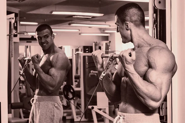 Estilo de vida saludable. fitness concept hombre en el gimnasio —  Fotos de Stock