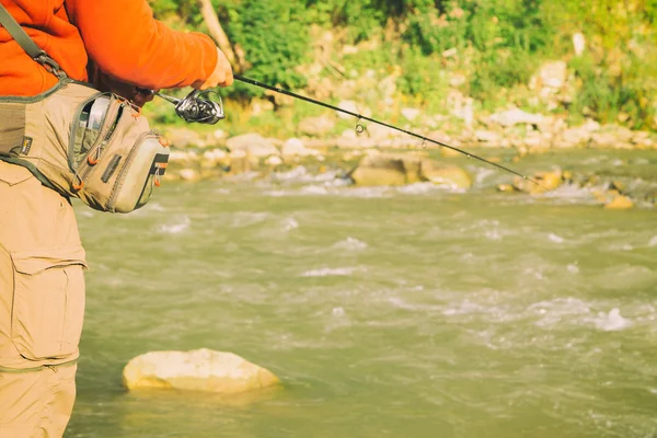 Ψάρεμα σε ποτάμι. Ένας ψαράς με μια ράβδο αλιείας σχετικά με την απαγόρευση του ποταμού — Φωτογραφία Αρχείου