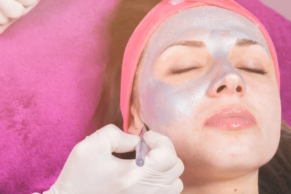 Procedure cosmetiche nel salone spa — Foto Stock