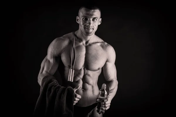 Bodybuilder sur fond sombre . — Photo